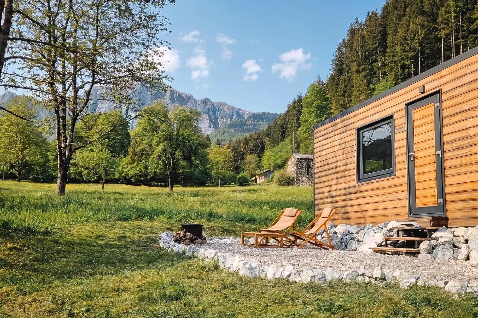 esterno della Tiny house a paluzza sulle Alpi Carniche nella Valle del But